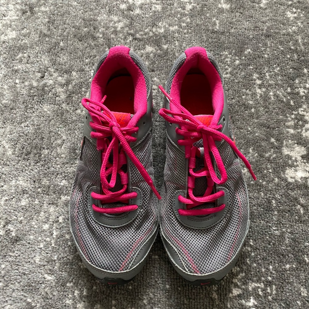 Nike Size 6 Reax Women’s Sneakers